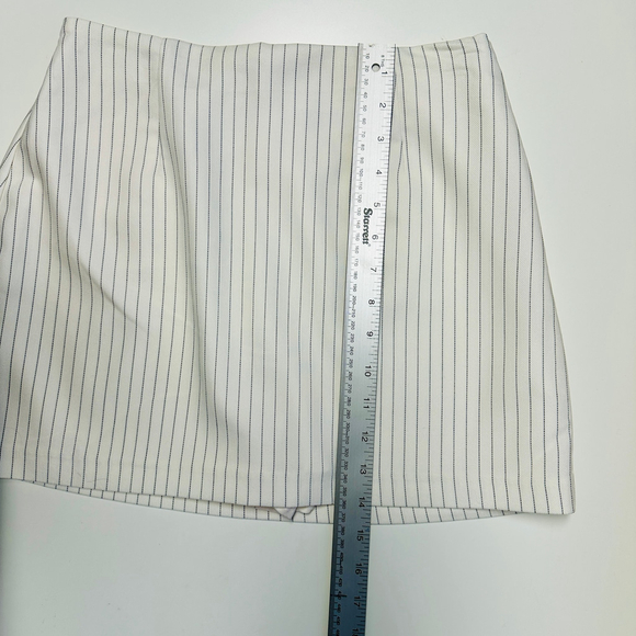 Abercrombie & Fitch White & Navy Pinstripe Skort Size Small - Picture 6 of 6
